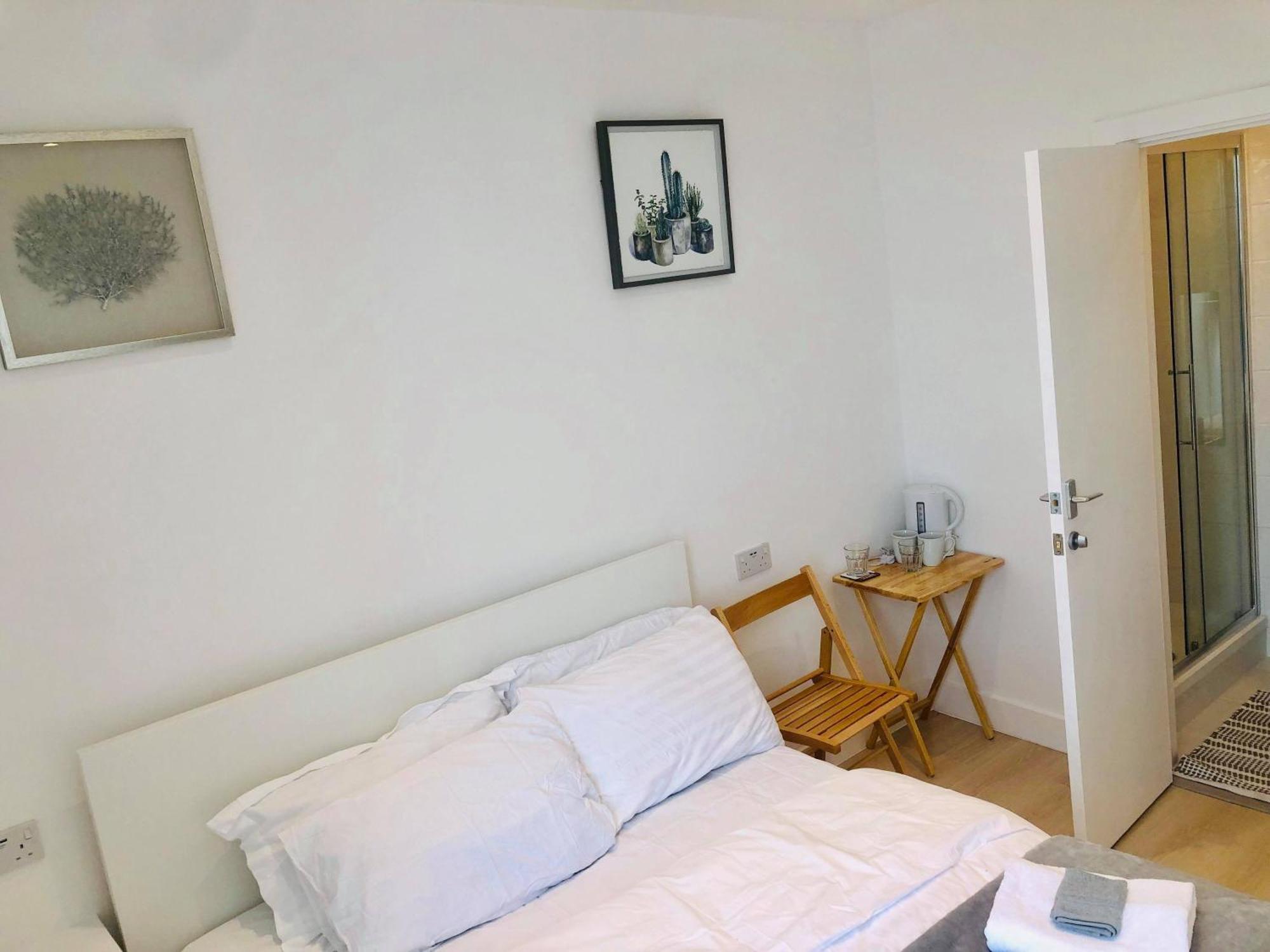 Quiet Cosy Rooms Хароу Стая снимка